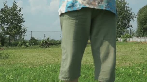 Mujer mayor caminando con tableta digital al aire libre — Vídeos de Stock