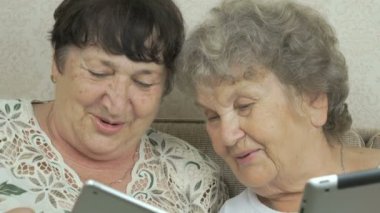 İki yaşlı Anneannelerin dijital tablet holding