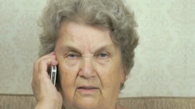Yaşlı kadın kanepede oturan smartphone söz