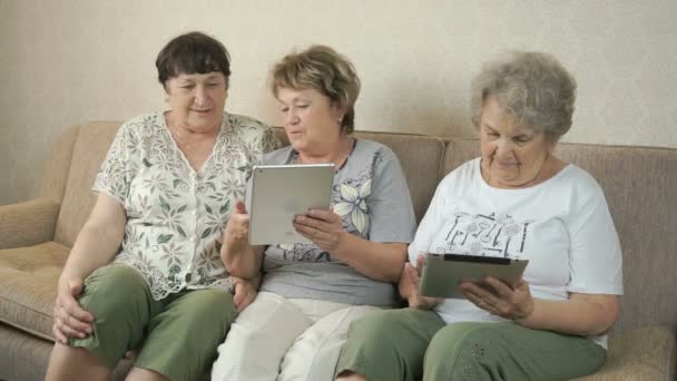 Gamla kvinnor pratar med varandra hemma — Stockvideo