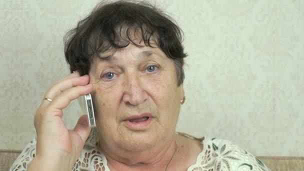 Vieja abuela hablando por el celular — Vídeos de Stock