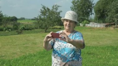 Yaşlı Nine Fotoğraflar doğa parkının alır.