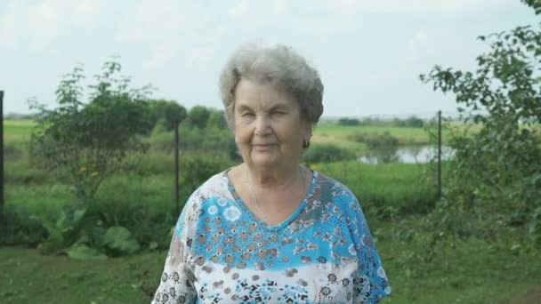 Mulher idosa andando no parque do jardim — Vídeo de Stock