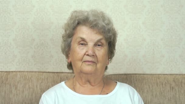 Éves nagymama, a szigorú pillantást portréja — Stock videók