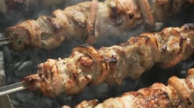 Domuz eti şiş kömürlerin üzerinde metal şiş üzerinde pişirme
