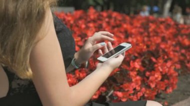 Bir smartphone park açık havada tutan kız