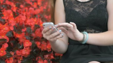 Cep telefonu açık havada genç kızla