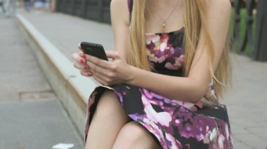 Cep telefonu açık havada genç kızla