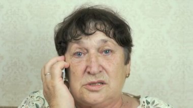 Evde doktor smartphone yaşlı kadın görüşmeler