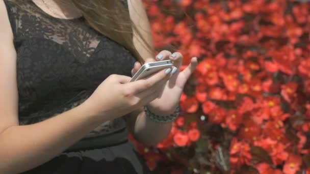 Fiatal lány, egy mozgatható telefon a szabadban — Stock videók