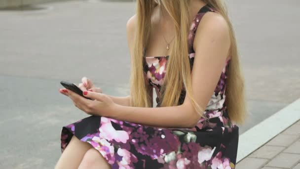 Jovem com um telefone celular ao ar livre — Vídeo de Stock