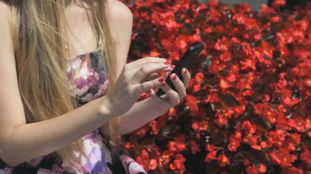 Νεαρό κορίτσι με smartphone σε εξωτερικούς χώρους — Αρχείο Βίντεο