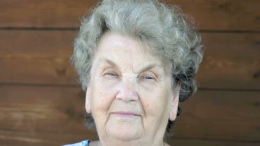 Yaşlı kadın düşünceli bakışla portresi