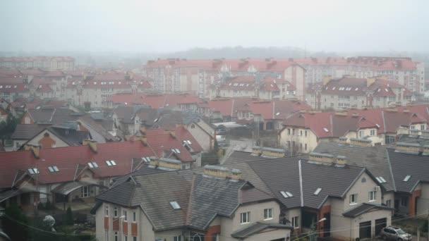 Grupo de cabañas cubiertas de niebla con lluvia — Vídeo de stock