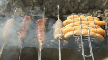 Barbekü Izgara sıcak kömürlerin üzerinde pişirme