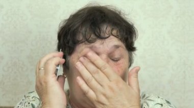 Yaşlı kadın evde smartphone söz