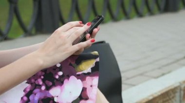 Genç kız bir cep telefonu tutan ve iletileri okuma