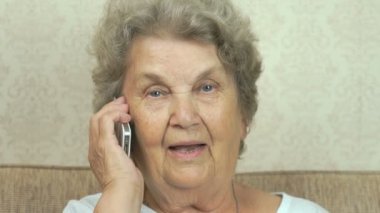 Yaşlı büyükanne cep telefonda konuşurken