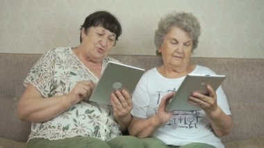 İki yaşlı Anneannelerin dijital tablet holding