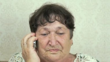 Yaşlı kadın cep telefonda konuşurken