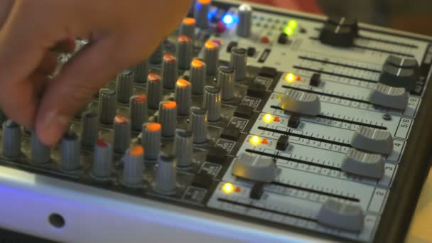 DJ που εργάζονται για ένα audiomixer σε ένα νυχτερινό κέντρο διασκέδασης — Αρχείο Βίντεο