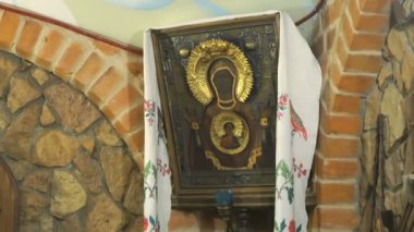 Bir anne Tanrı'nın simgesi tam Kupası denilen