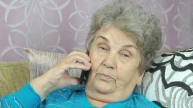Yaşlı kadın bir cep telefonu evde söz