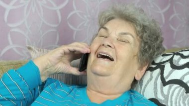 Yaşlı kadın bir cep telefonu evde söz