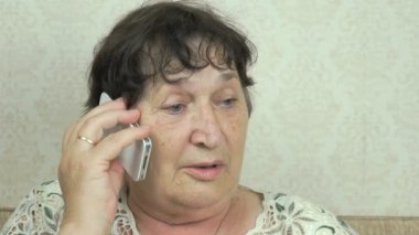 Evde doktor smartphone yaşlı kadın görüşmeler