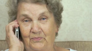Yaşlı kadın bir cep telefonu evde söz