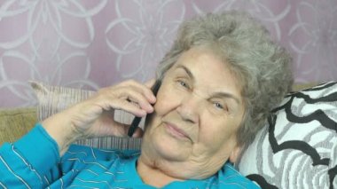 Yaşlı kadın kızıyla cep telefonunda söz