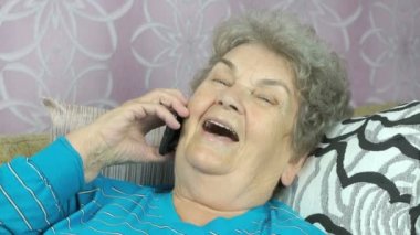 Yaşlı kadın kızıyla cep telefonunuzun söz