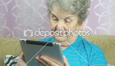 Büyükanne yeni bilgisayar tablet kullanır