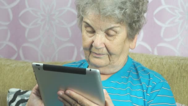 Abuela utiliza la nueva tableta del ordenador — Vídeo de stock