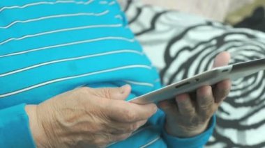 Yaşlı kadın bilgisayar tablet kullanma