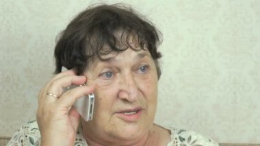 Büyükanne bir telefon üstünde hareket eden telefon kapalı olması