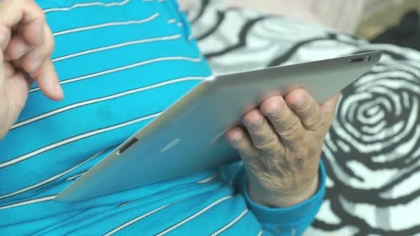 Leeftijd vrouw met behulp van een computer-tablet — Stockvideo