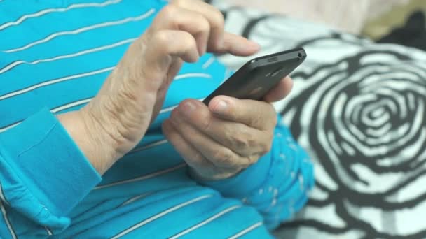 Mãos da velha mulher e smartphone — Vídeo de Stock