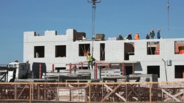 Nakliye için-bir vinç yardımıyla beton levha