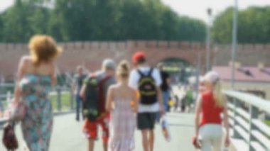 Birçok kişi bir yaya köprüsü üzerinde yürüme