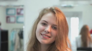 Kameraya gülümseyen kadar yapmak olmadan kahverengi saçlı