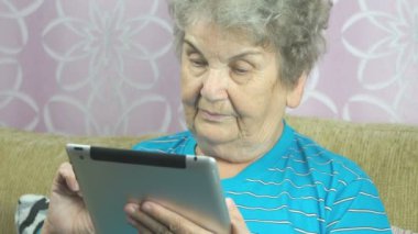 Kadın kıdemli kullandığı bilgisayar Tablet