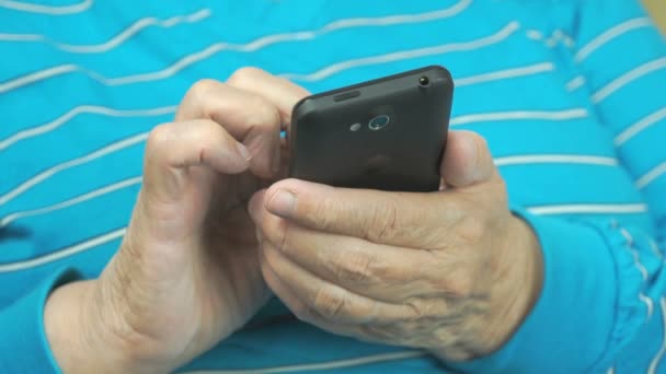 Oude vrouw met behulp van smartphone thuis — Stockvideo