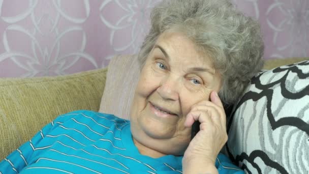 Elderly woman talking with friend on mobile phone — Stock Video