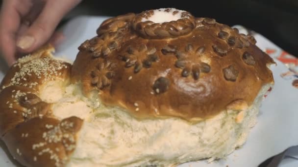 O delicioso pão exuberante com uma toalha de mesa — Vídeo de Stock