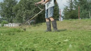 Düzeltici açık havada kullanarak bir çim biçme alt