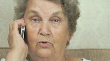 Yaşlı kadın bir cep telefonu evde söz