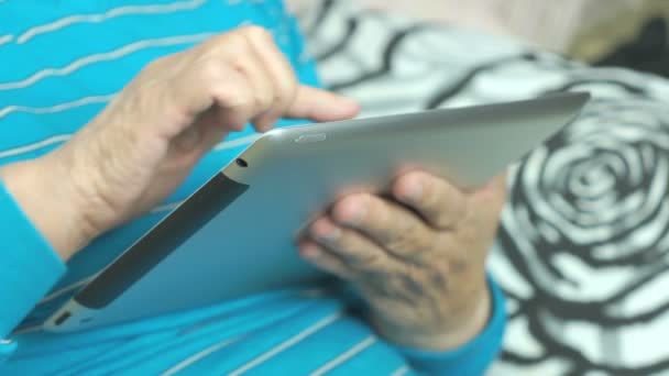 Großmutter nutzt das neue Computer-Tablet — Stockvideo
