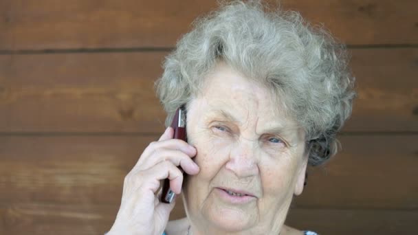 Femme âgée parlant sur le téléphone intelligent — Video