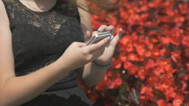 Jeune fille avec un téléphone portable à l'extérieur — Video